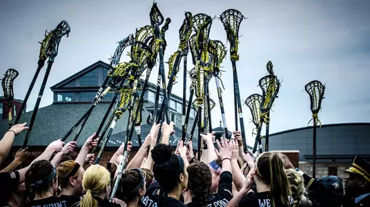 Women's lacrosse team huddles prior to the VCU game