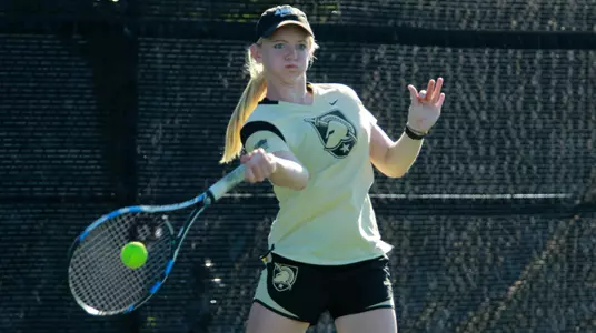 Hannah Boubel playing tennis at the Army Invite