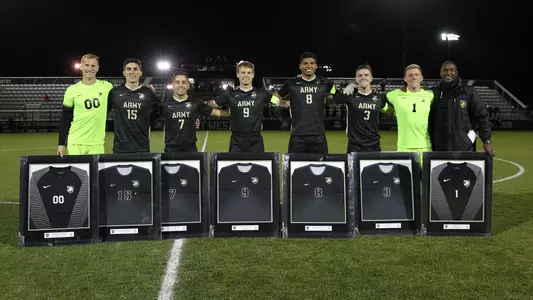 2019 Men's Soccer seniors posing for photo