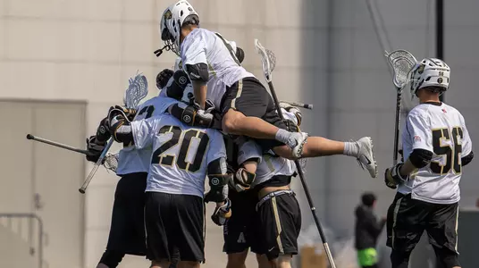 Men's Lacrosse Celebrates Win over Colgate 2019