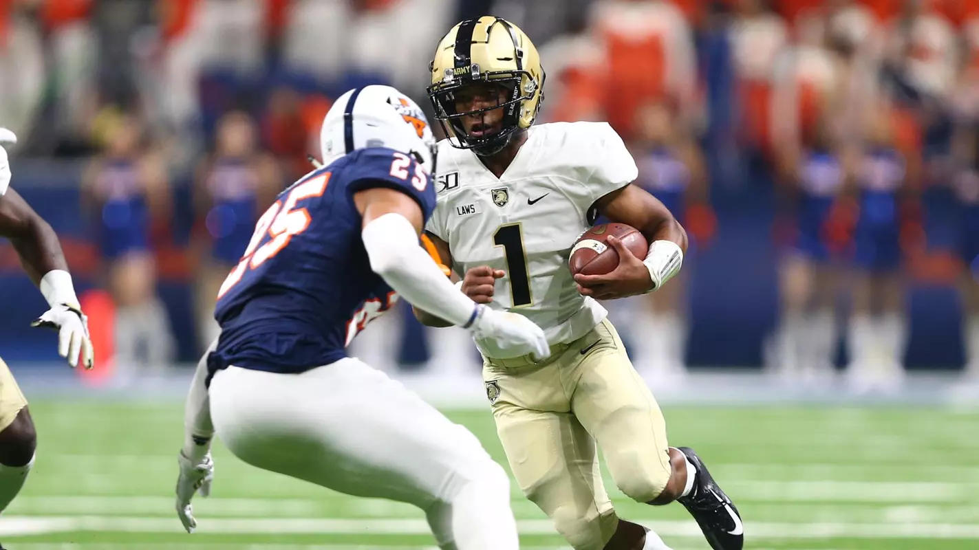 Army quarterback Jabari Laws avoids a UTSA defender in Army's 31-13 win.