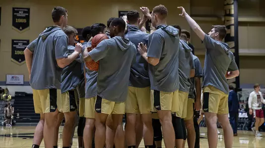 2019-20 Army men's basketball team huddles
