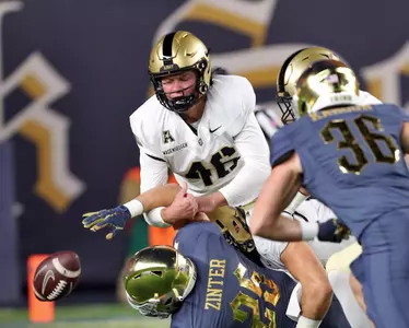 Nov 23, 2024; New York, New York, USA; Notre Dame Fighting Irish linebacker Preston Zinter (25) tries to recover a blocked punt against the Army Black Knights during the first half at Yankee Stadium. Mandatory Credit: Danny Wild-Imagn Images