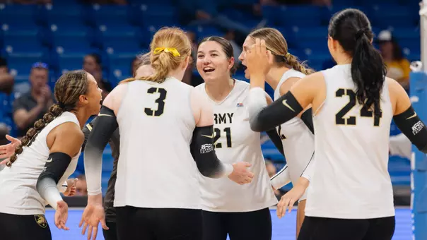 Marlee Lightsey Huddles with Team