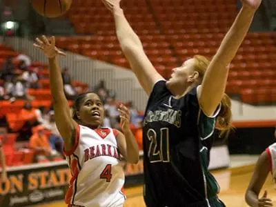 Women defeat Western Illinois for first victory of season