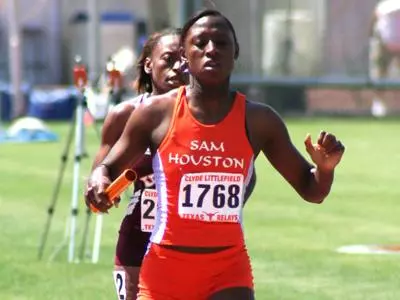 Women sprinters, throwers highlight first meet