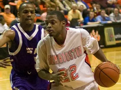 Men's basketball rolls 71-53 over TAMUCC