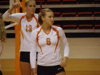 Volleyball tops Islanders in five sets