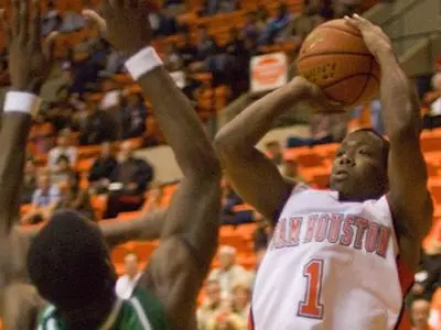 Men's basketball wins 56-54 at LA-Lafayette