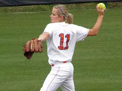 Softball sweeps TAMUCC 4-2, 5-3