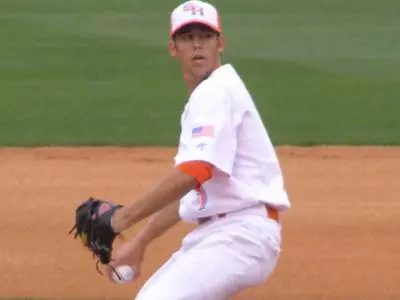 Baseball edges McNeese 2-1 in extra innings
