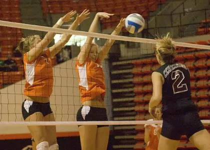 Volleyball rallies for 5-set win over UTSA
