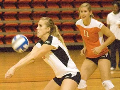 Houston blanks Bearkats in volleyball