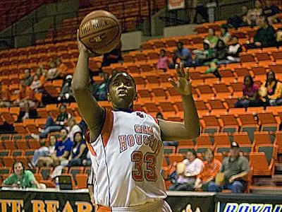 Women basketball battles UTSA Saturday