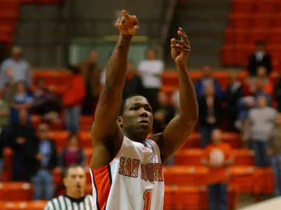 Men's basketball tops Rider 80-68