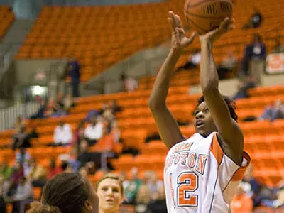 Women's basketball plays in Rice tournament