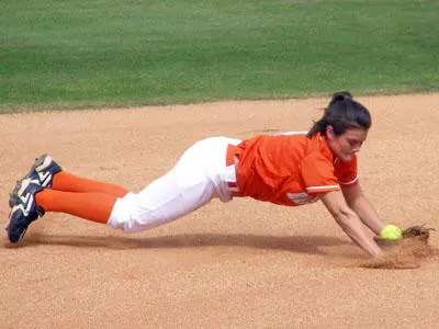 Softball defeats Central Arkansas 4-2