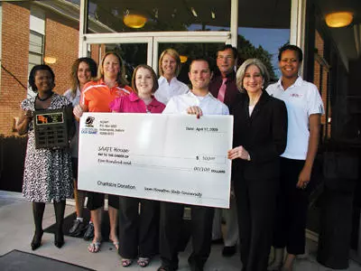 Bearkat women's basketball donates to Huntsville Saafe House