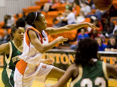 Women knock off UTA in overtime
