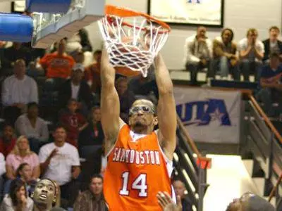 Men's basketball falls in overtime in San Marcos