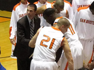 Crow scores 21 as Kats win in Jason Hooten's coaching debut