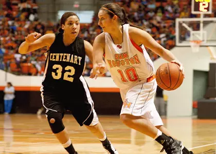 Britni Martin posts 37 as women win again Saturday