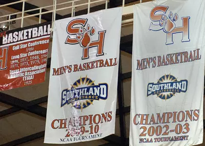 Banner unveiling, solid win highlight North Texas victory