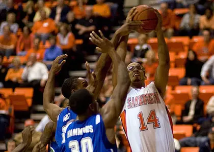 Men's basketball rolls over Islanders 90-74
