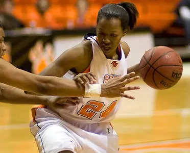 Islanders edge women 81-80 with late putback