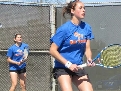 Women's tennis rolls over Nicholls 6-1