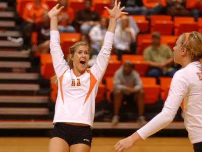 Volleyball splits on final day of Islander Classic