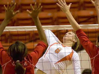 Volleyball takes set from No. 16 Oregon at Tulane
