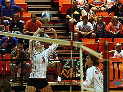 Volleyball survives 5-setter with Islanders