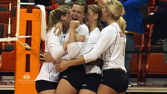 Volleyball upsets UTSA in five