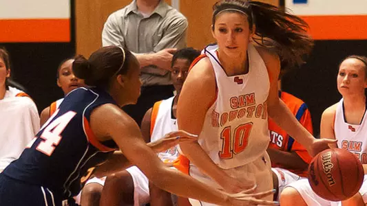 Martin leads women to win