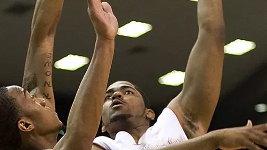 Islanders win on late jumper