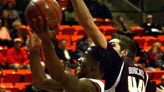 Men hang on for 71-68 victory