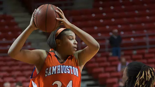 Smith hits 1,000th point in Kats victory