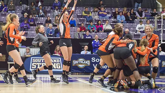 Volleyball advances to semifinals with upset win
