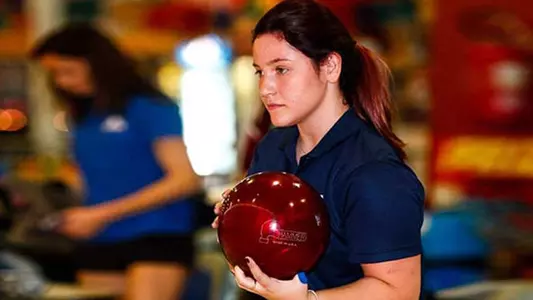 Top International Bowler Signs With Kats