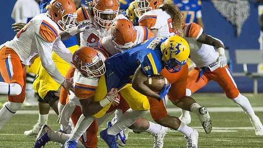 Kats advance to quarterfinals with 34-29 victory