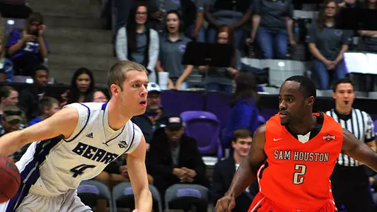 Men continue winning streak 70-42 over UCA
