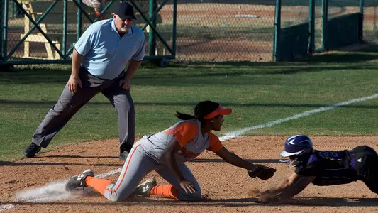 Softball hosts Baylor Bears at 6:30