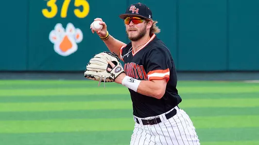 Kats split, take finale at red-hot UNO