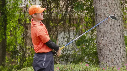 Men's golf leads by 12