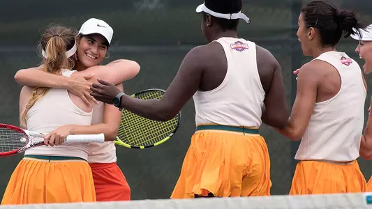 Bearkats split weekend tennis matches