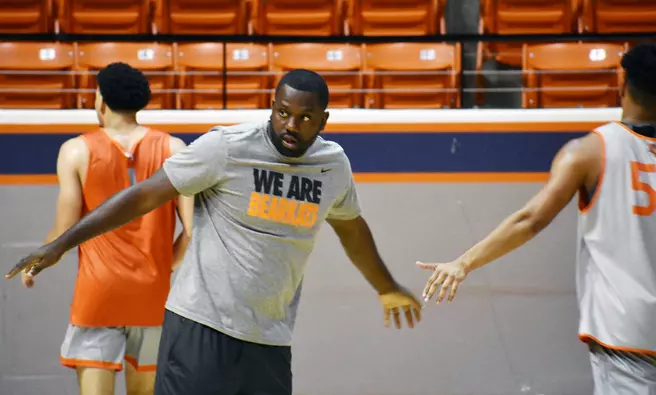 Men's basketball adds Owens to staff
