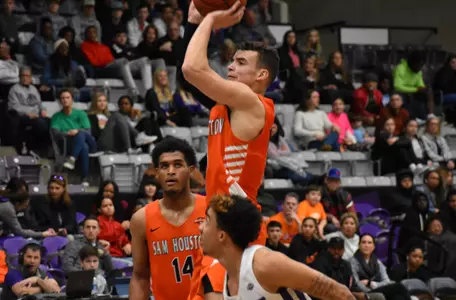 Dainan Swoope shoots a jumper against UCA.