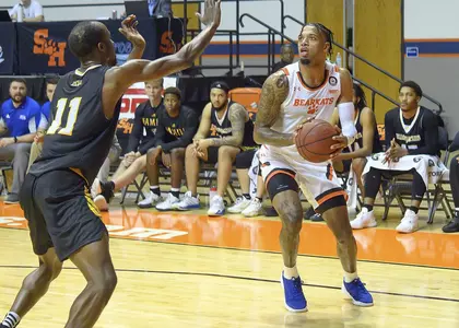 Savion Flagg pulls up for a jumper