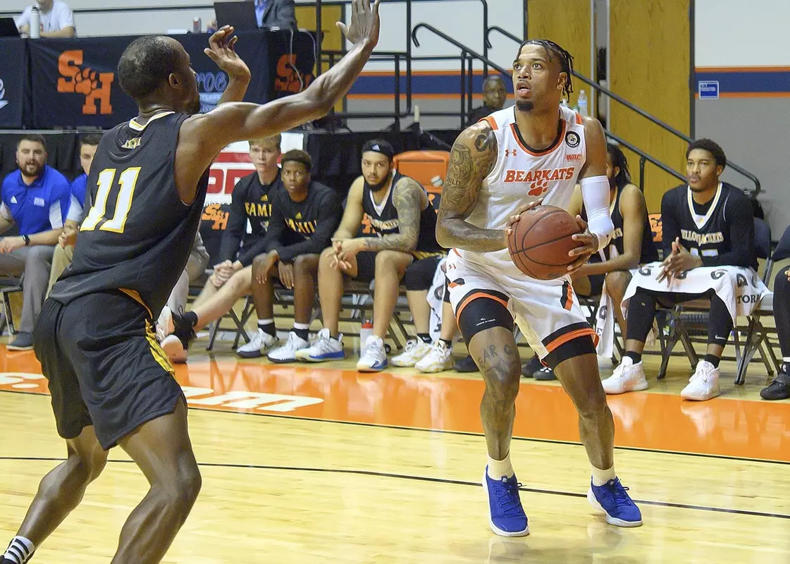 Savion Flagg pulls up for a jumper